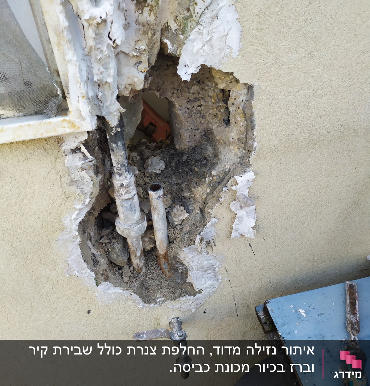 צינורות חשופים בקיר עם ברז חיצוני